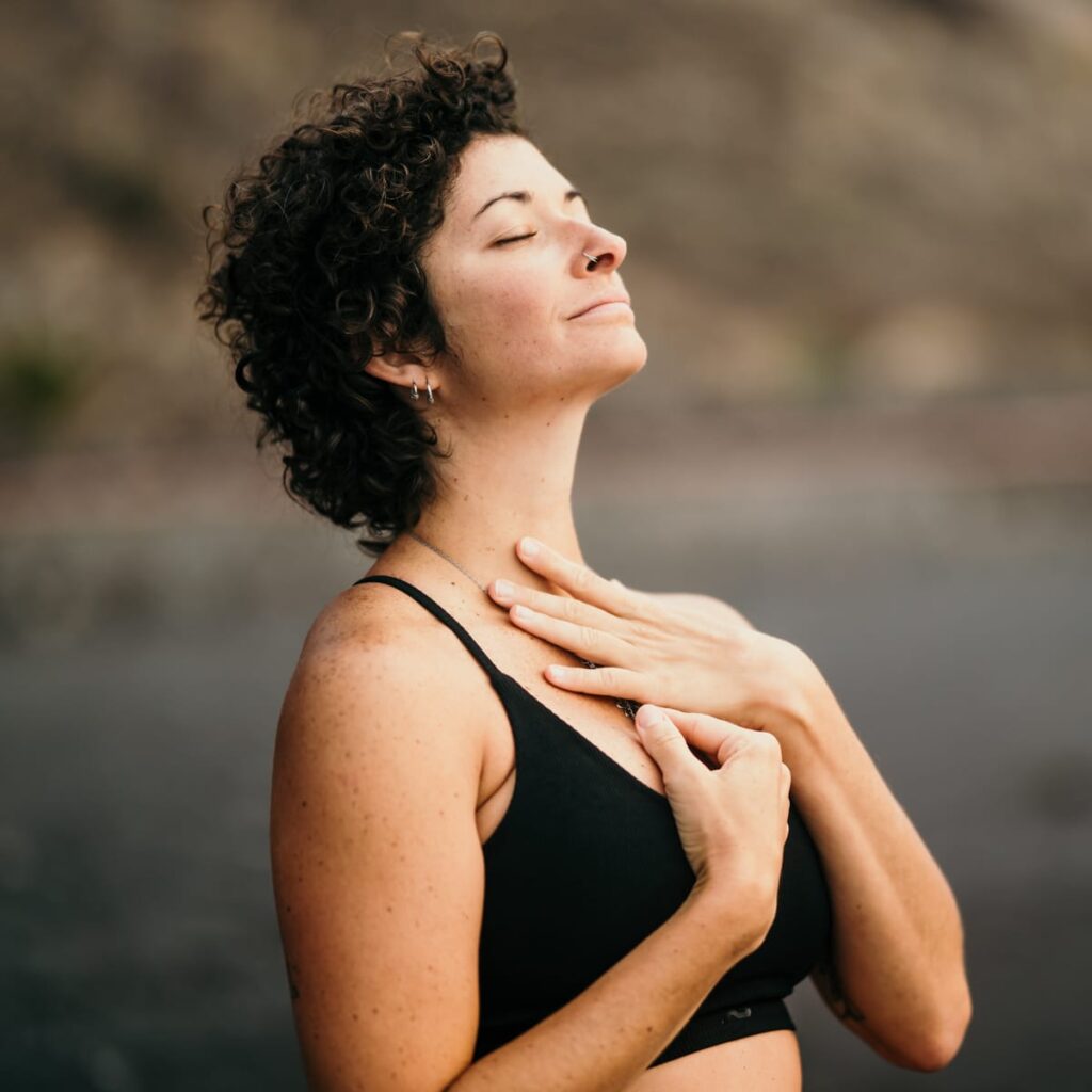 Mujer meditando y disfrutando el aire libre